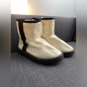 Rue21 Clear fur lined womens boots sz 10
